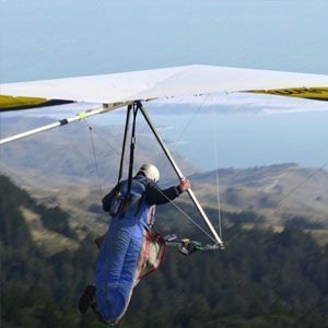 Ala delta cruza una distancia de 500 metros sobre un lago en Austria.