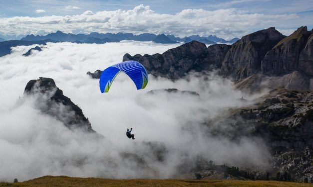 Tres mujeres volando alto