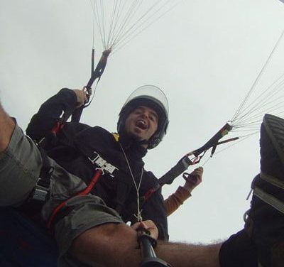 Juntar un parapente y una moto de nieve