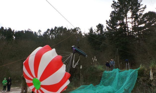 Simulación de lanzamiento de paracaídas en Ereño (Bizkaia)