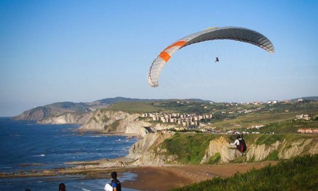 Olatz, parapentista habitual de Sopelana