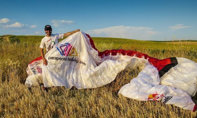 Iñigo Gabiria después de 200 km con su parapente