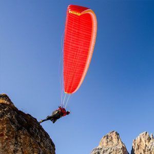 Parapente acrobático sobre la Playa de La Concha en Donosti