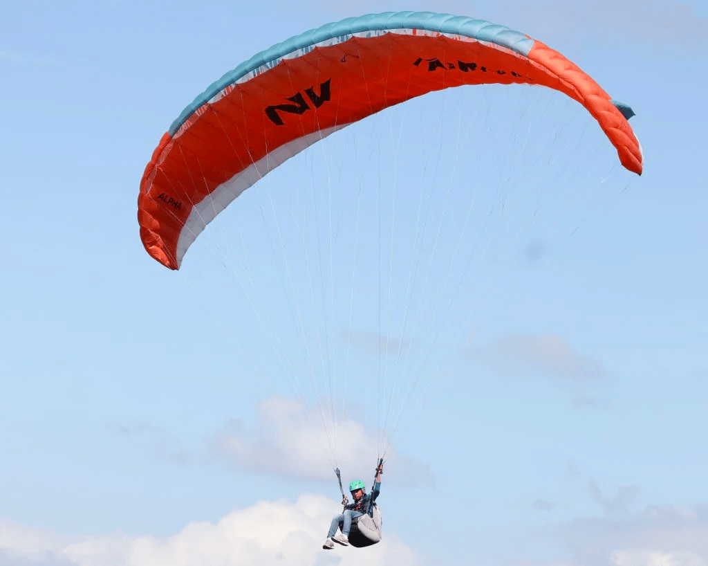 el Niño que Domina el Parapente