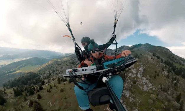 Plume, Plume: Fusionando Parapente y Música en una Danza Aérea Única